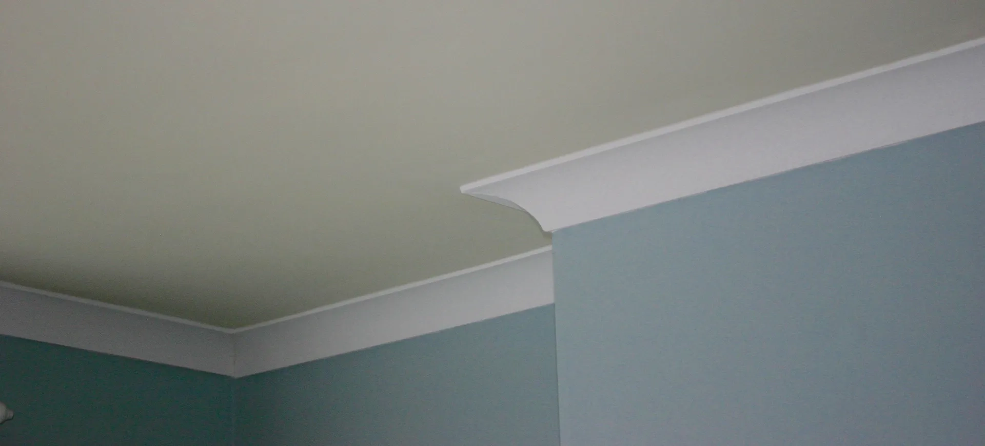 muur en plafond glad en vlak stucen